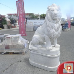 GRAND LION ASSIS SUR SOCLE TETE A DROITE