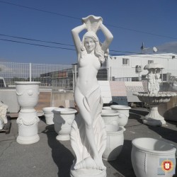 STATUE FEMME AUX COQUILLAGES